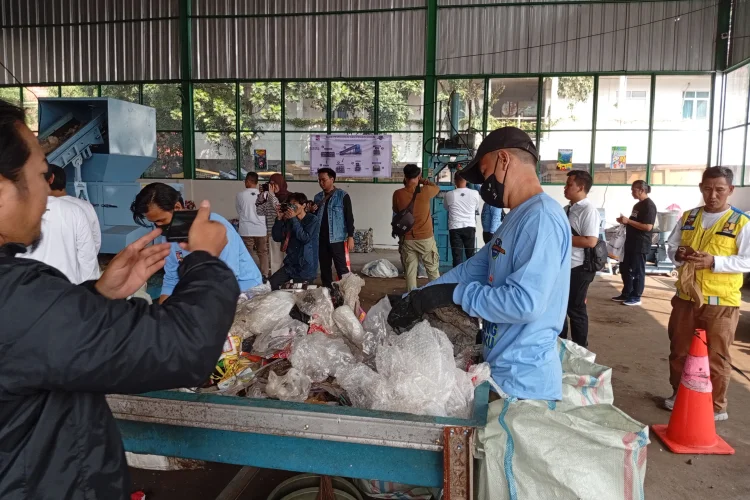 DLH Mulai Kelola Sampah Anorganik dan Organik di Halaman Kantornya