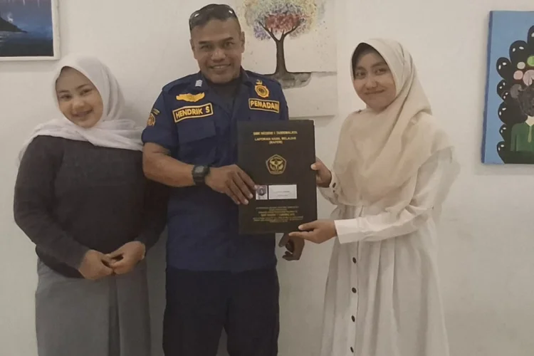 Berawal dari Pesan WA, Damkar Kota Tasikmalaya Bantu Ambil Rapor Siswi Yatim