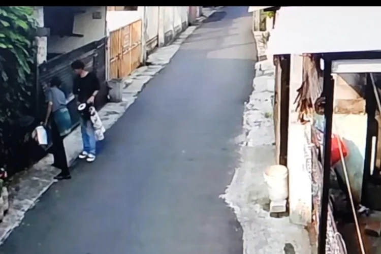 Tak Diberi Uang, Pengamen di Jatiwaringin Nekat Bakar Pagar Rumah Warga