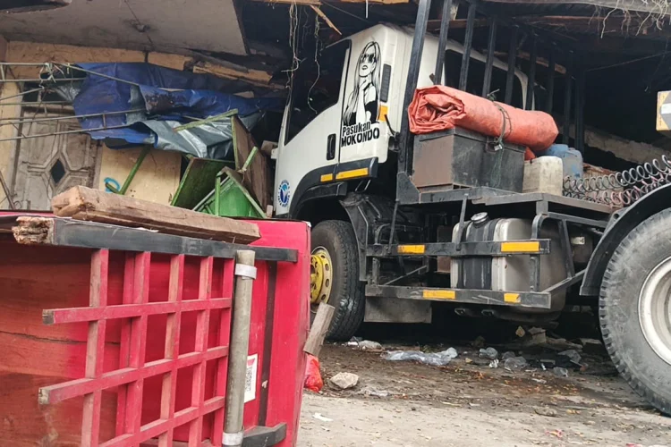 Truk Hantam Ruko di Buahbatu, Sopir Tewas di Lokasi
