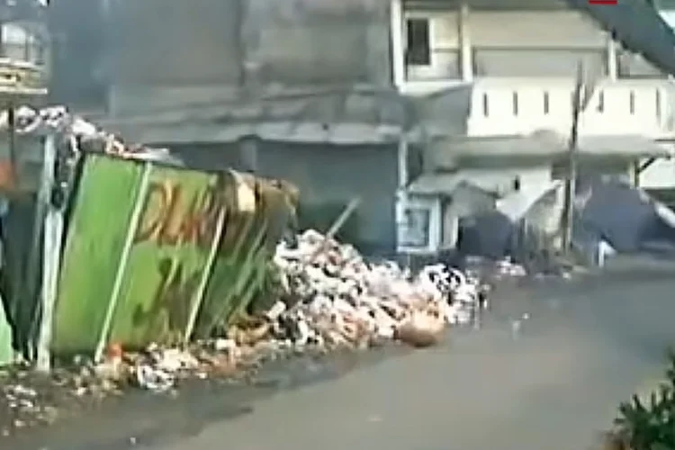 Detik-Detik Rumah Warga di Petamburan Ambrol Diduga Akibat Longsor