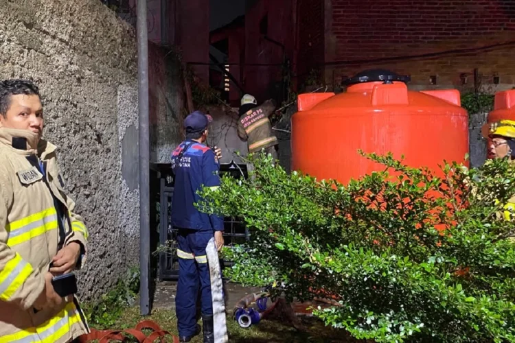 Bangunan Pesantren di Dago Terbakar