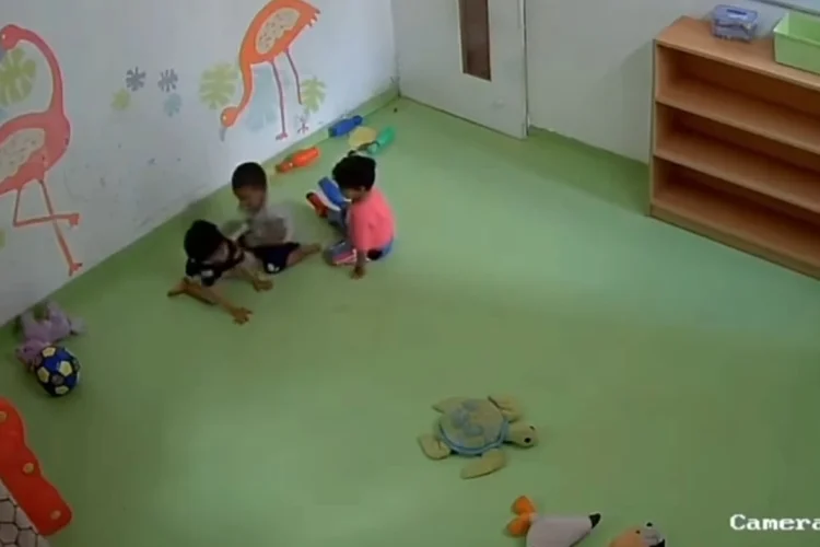 ​Viral Rekaman CCTV Prasekolah India: Balita 23 Bulan Diduga Diserang Teman Sendiri