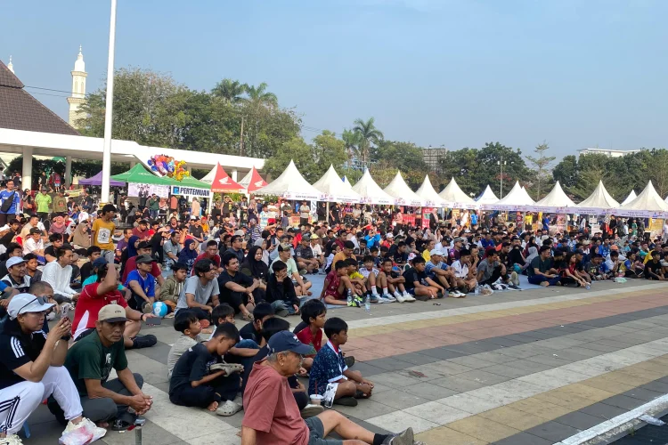 Gelar Nobar Piala Dunia, Ratusan Warga Penuhi Lapangan Karangpawitan Karawang