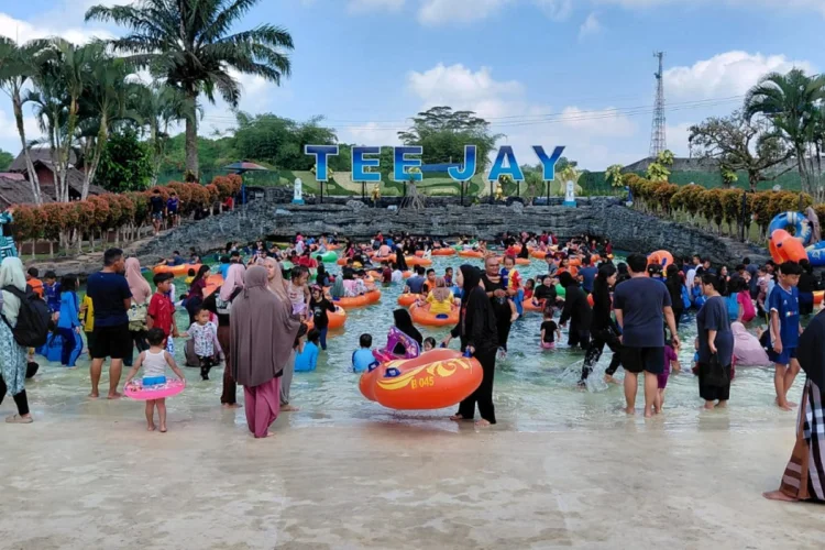 Libur Sekolah, Pengunjung Tee Jay Waterpark Tasikmalaya Tembus 1.000 Orang