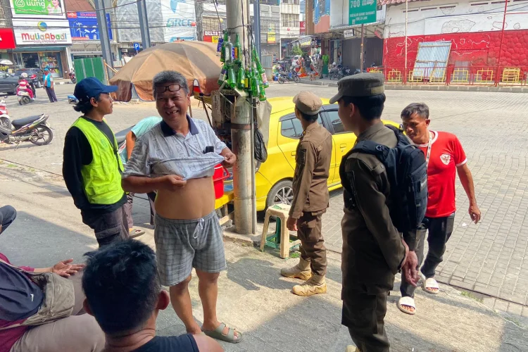 Geger, Puluhan Bekas Botol Miras Menggantung di Tiang Listrik Alun-alun Karawang