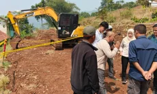 Tak Berizin, Pembabatan Lahan Bukit di Cihampelas Disegel Satpol PP