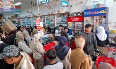 Jelang Tahun Ajaran Baru, Toko Buku AA di Kota Tasikmalaya Diserbu Pembeli