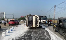 Truk Terguling di jalan Interchange Tol Karawang Barat, Kaleng Cat Berserakan