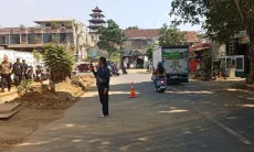 Pembangunan Trase Batutulis Diduga Abaikan K3, Tanah Berceceran di Jalan Raya