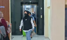 Bupati Sukoharjo Etik Suryani Bungkam Diduga Memeras, Petugas Amankan Dua Koper