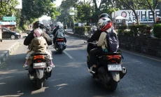 Utamakan Keselamatan Buah Hati, Ini Tips Aman Membonceng Anak dengan Sepeda Motor