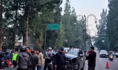 Tabrak Tiang Lampu Jalan Hingga Roboh, Mobil Alami Kecelakaan di Dago