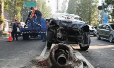Sopir Mabuk, Mobil Tabrak Tiang PJU Dekoratif Tengah Jalan Dago