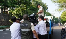 Langgar Aturan Pakai Transportasi Umum, Motor ASN di Kantor Wali Kota Jaksel Diderek