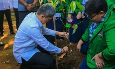Dedie Ajak Siswa Peduli Lingkungan dengan Menanam Pohon di Sekolah