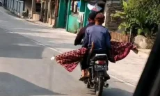 Viral Foto Angkut Jenazah Pakai Motor di Cililin, Ini Faktanya