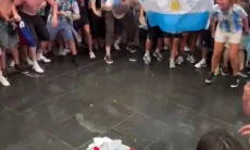 Fans Argentina Terekam Kamera Ludahi dan Injak-Injak Bendera Inggris