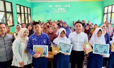 Wakil Ketua DPRD Karawang Bagikan 300 Paket Buku Tulis Gratis