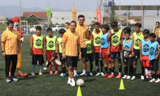Ratusan Anak Girang Dilatih Indra Sjafri di McDonald's Football Clinic