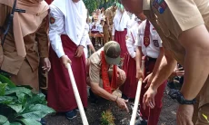 Tutup MPLS di SDN Gunung Batu 2, Dedie Bagi-bagi Bibit Pohon ke Orang Tua Siswa