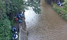 Dedie Rachim Ajak Pelajar Bersihkan Kali Cipakancilan, Soroti Sampah Popok di Sungai