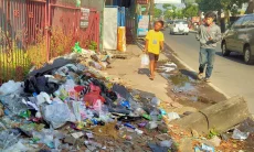 Wajah Buram Pengelolaan Lingkungan di Soreang, Sampah Menumpuk di Pinggir Jalan