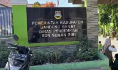 SD Negeri Sunan Giri Padalarnag Dibayangi Polusi Udara Pabrik Kapur