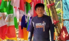 Ade Toleng, Menjaga Merah Putih Tetap Berkibar