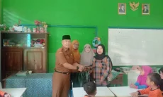 Malik, Siswa SDN Sindanggalih Terima Kursi Roda dari Pemkot Tasikmalaya