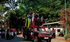 Ribuan Buruh KBB Long March Desak Gubernur Jabar Tetapkan UMSK dan Hormati PTUN