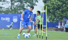 FOTO: Peralta Jalani Latihan Perdana Bersama Persib di Stadion GBLA