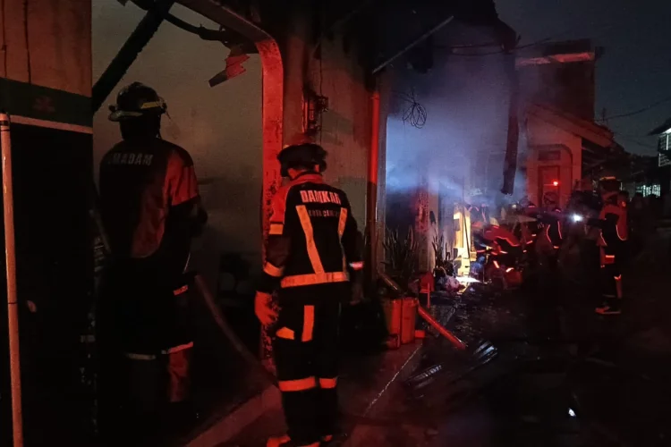 Diduga Akibat Korsleting Listrik, Tiga Unit Tempat Usaha di Cihanjuang Ludes Terbakar