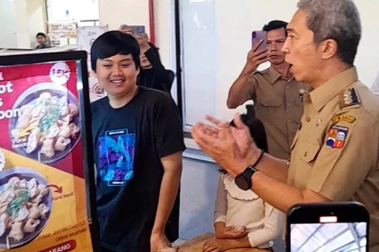 Pedagang Tahu Gejrot Pasar Jambu Dua, Contoh PKL Alun-alun Bisa Naik Kelas