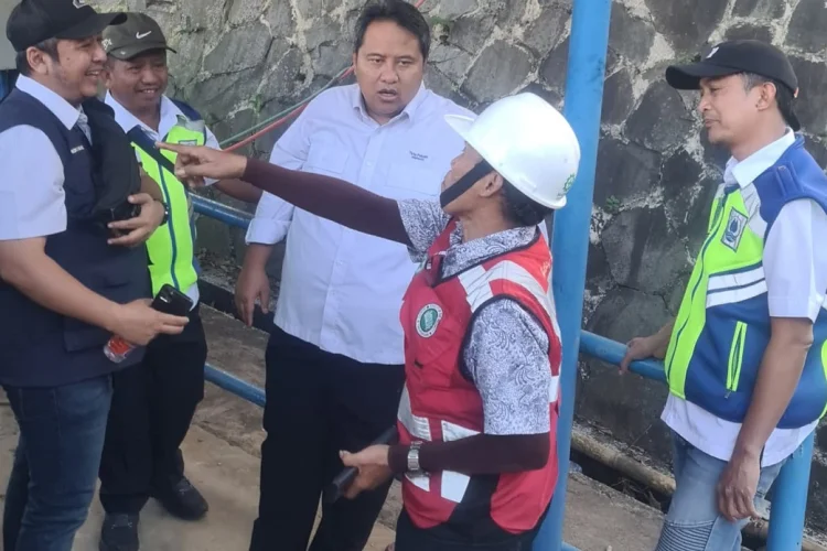 Tirta Pakuan Lakukan Pemeliharaan Intake Pasir Angin, Pelanggan Diminta Tampung Air