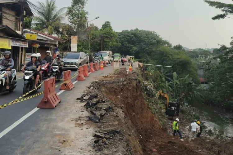 Longsor Jalan Kebon Pedes, Alat Berat Mulai Diterjunkan untuk Penanganan