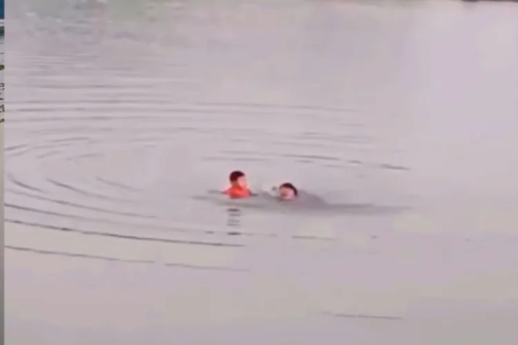 Viral Aksi Heroik Seorang Bapak Selamatkan Bocah Tenggelam di Waduk Dayung Indramayu