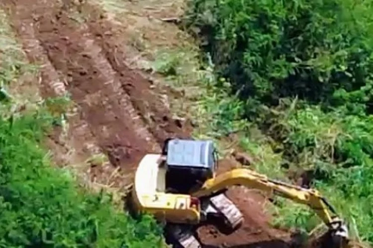 Warga Cihampelas Tolak Pembabatan Lahan Perbukitan di Cilutung