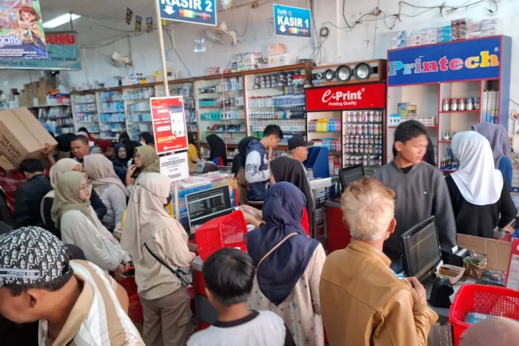 Jelang Tahun Ajaran Baru, Toko Buku AA di Kota Tasikmalaya Diserbu Pembeli