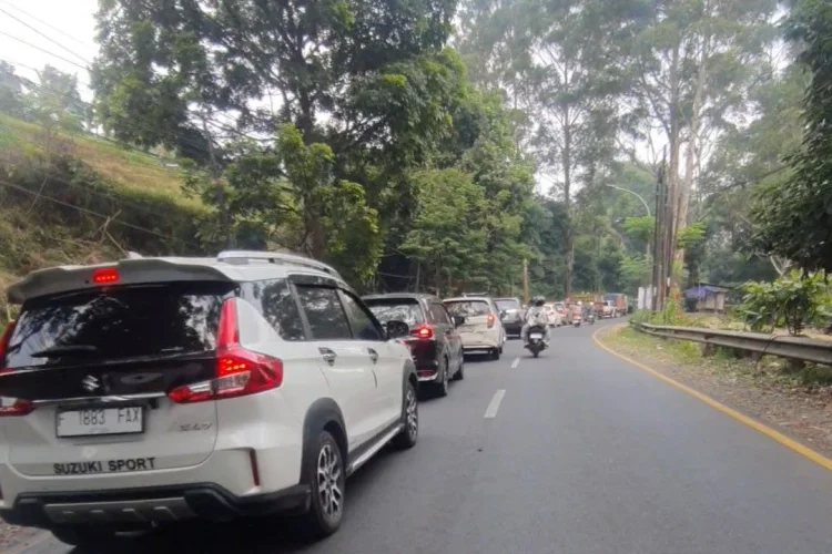 Macet Parah, Antrean Kendaraan Memanjang ke Arah Kawasan Wisata Lembang