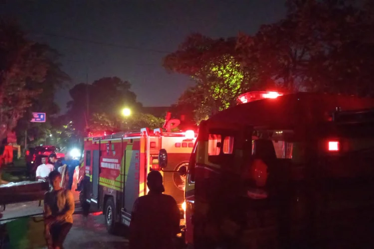 Api Bekas Membakar Sampah Membesar Bikin Heboh, Dua Mobil Damkar Diterjunkan