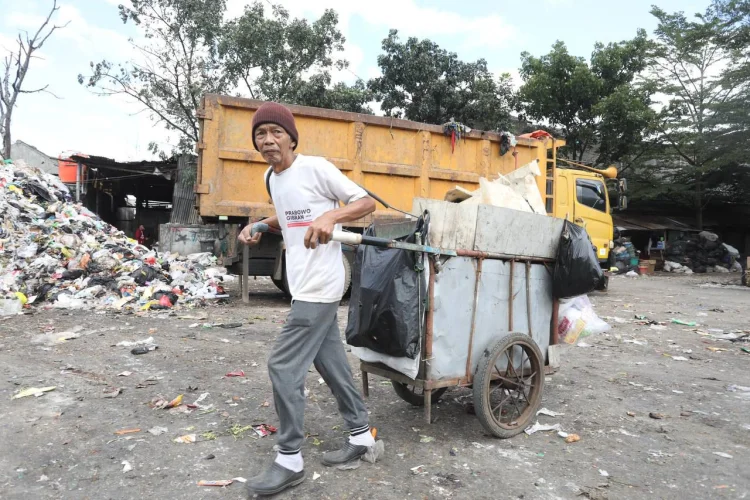Sekda Kota Bandung : Penegakan Aturan Atasi Kebiasaan Warga Buang Sampah ke Sungai