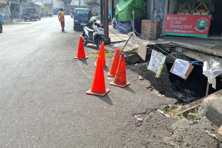 Setahun Tak Diperbaiki, Trotoar Ambles di Pusat Perdagangan Tasik Dikeluhkan Warga