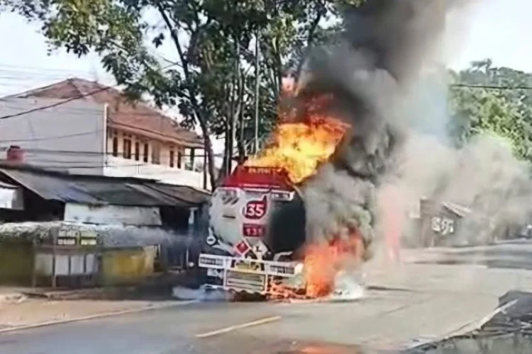 Mobil Tangki Pengangkut BBM Terbakar, Jalur Cianjur-Sukabumi Ditutup