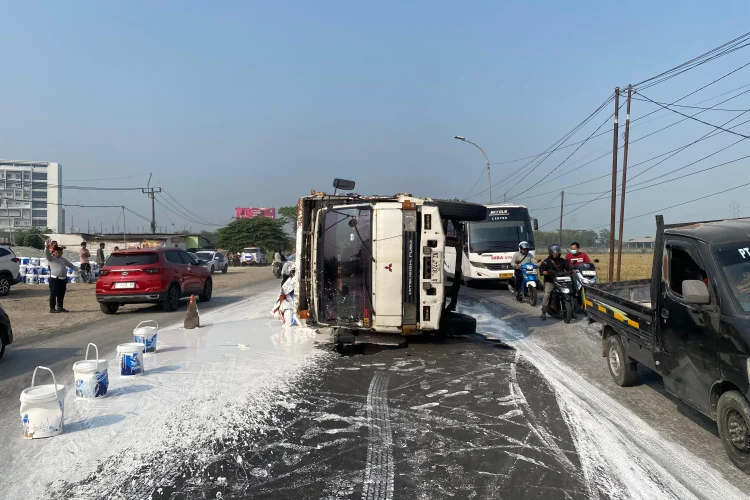 Truk Terguling di jalan Interchange Tol Karawang Barat, Kaleng Cat Berserakan