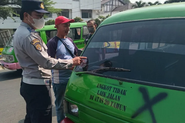 Penataan Angkot di Kota Bogor, Dishub Tilang dan Labeli Angkot Tua dengan Cat Semprot