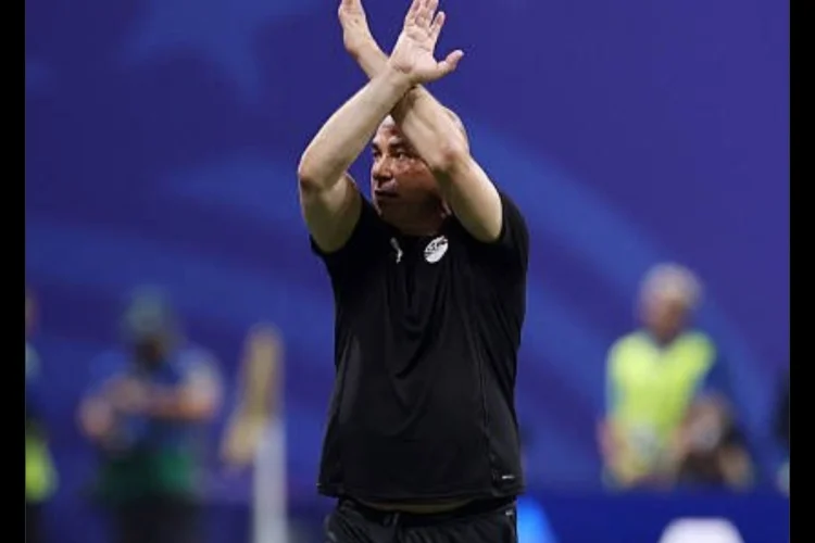 Arti Isyarat Tangan 'X' FIFA yang Berujung Kartu Kuning untuk Pelatih Mesir