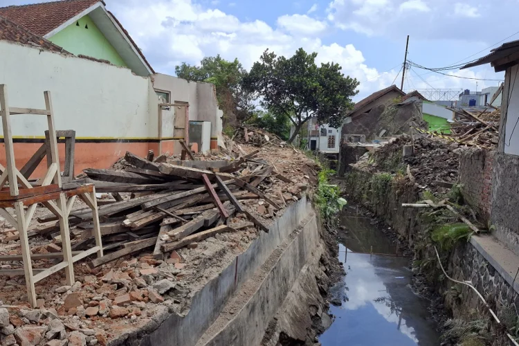 Normalisasi Sungai Cikunten Bongkar Rumah, Warga Terdampak Terpaksa Mengontrak