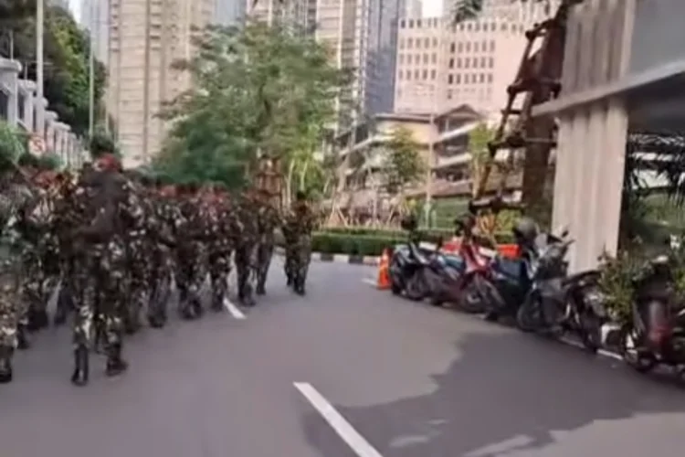 Usai Kasus Jampidsus Terungkap, TNI Bersenjata Lengkap Datangi Polda Metro Jaya