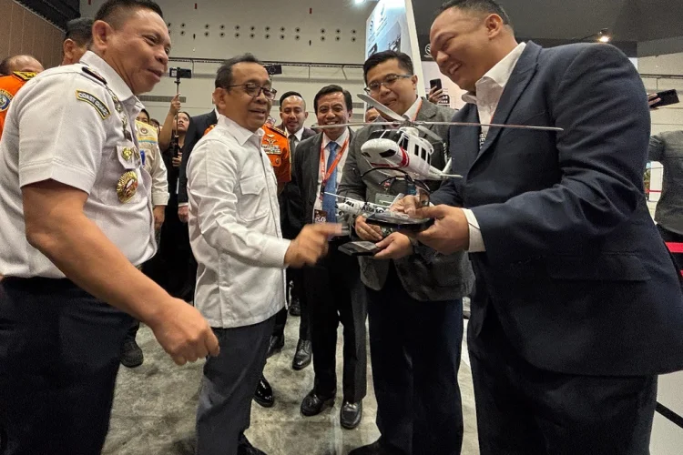 Pameran IISAR 2026, Menko PMK Pratikno Tinjau Produk Unggulan PT DI